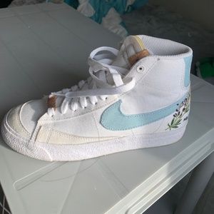 NIKE Blazer Mid 77 Flower Sneakers